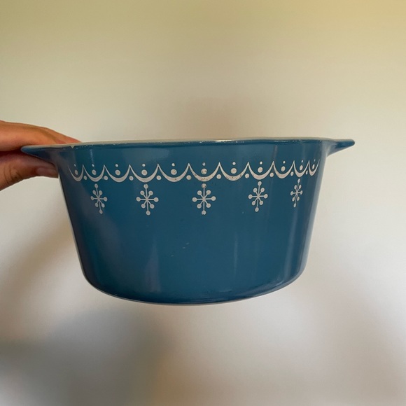 Pyrex Snowflake Garland Casserole Dish - Picture 3 of 7